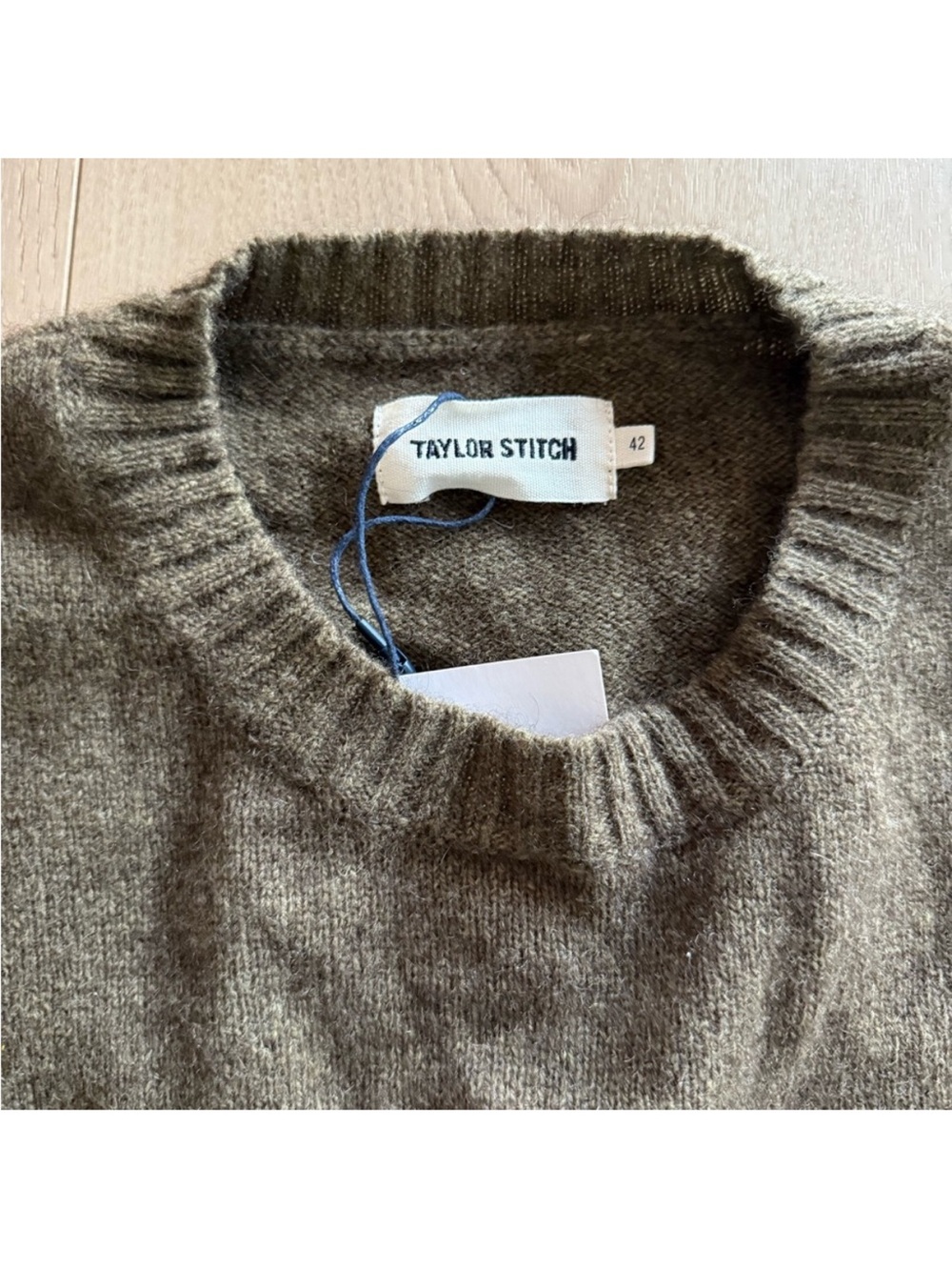 Taylor Stitch Olive V-Neck
Sweater size 42 L